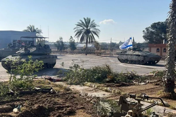 Tank-tank Israel terlihat di perbatasan saat tentara Israel mengumumkan bahwa mereka telah menguasai sisi Palestina dari perbatasan Rafah di Rafah, Gaza pada 06 Mei 2024 [IDF - Handout/Anadolu Agency]