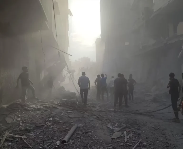 Warga Palestina berjalan di antara puing-puing setelah serangan Israel di halaman Rumah Sakit Kamal Adwan di Beit Lahiya, Gaza, pada 25 Desember 2024 [Khalil Ramzi Alkahlut/Anadolu]