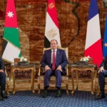 Raja Abdullah II dari Yordania (kiri) bertemu dengan Presiden Prancis Emmanuel Macron (kanan) dan Presiden Mesir Abdel Fattah el-Sisi (tengah) di Istana Al-Ittihadiya di Kairo, Mesir pada 07 April 2025 [Kepresidenan Mesir - Anadolu Agency]