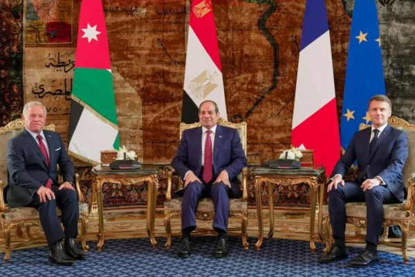 Raja Abdullah II dari Yordania (kiri) bertemu dengan Presiden Prancis Emmanuel Macron (kanan) dan Presiden Mesir Abdel Fattah el-Sisi (tengah) di Istana Al-Ittihadiya di Kairo, Mesir pada 07 April 2025 [Kepresidenan Mesir - Anadolu Agency]