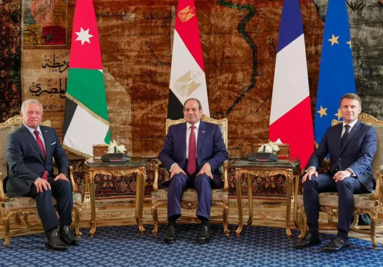Raja Abdullah II dari Yordania (kiri) bertemu dengan Presiden Prancis Emmanuel Macron (kanan) dan Presiden Mesir Abdel Fattah el-Sisi (tengah) di Istana Al-Ittihadiya di Kairo, Mesir pada 07 April 2025 [Kepresidenan Mesir - Anadolu Agency]